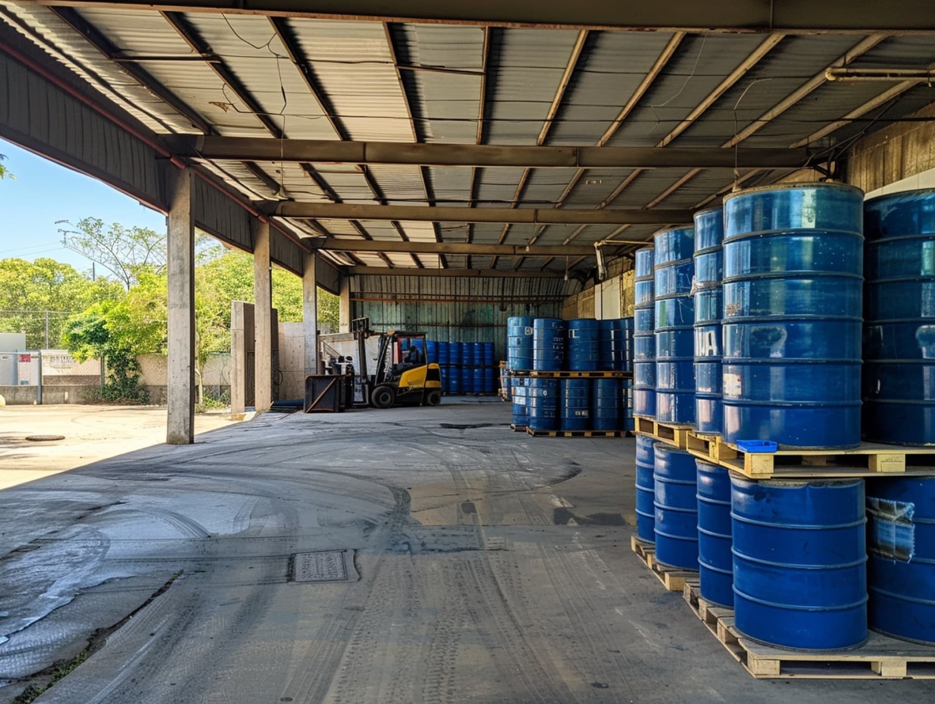 Almacén de químicos industriales con tambores